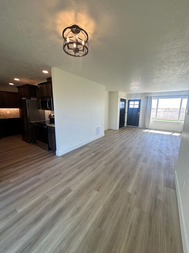 Building Photo - 2 bed, 1 Bath, 1 Car Garage, - Modern Insi...