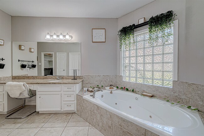 Building Photo - 8006 Devlin Dr