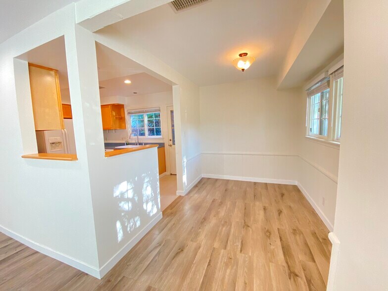 Building Photo - 5460 Kester Ave