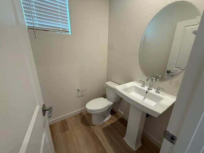 Building Photo - 624 N Vine St