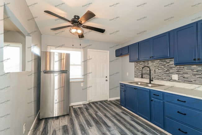 Building Photo - 2205 Montagne Dr