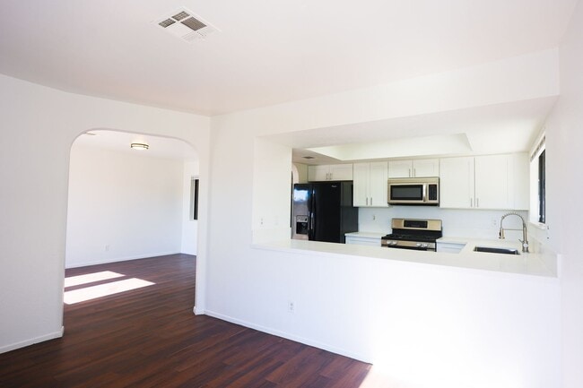 Building Photo - Stunning 3 Bed / 2.5 Bath Home w/ Loft, Two-Story Atrium & Remodeled Kitchen