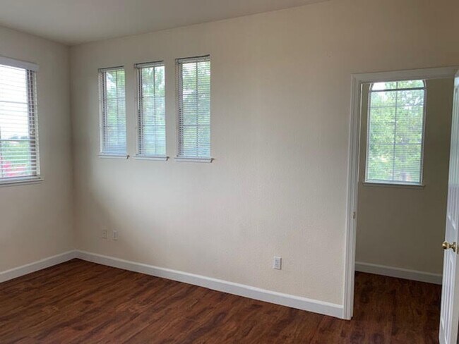 Building Photo - Five Bedroom Home In gated Serrano