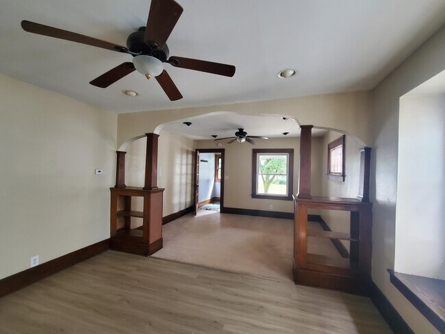 Building Photo - 420-422 Cedarwood Terrace