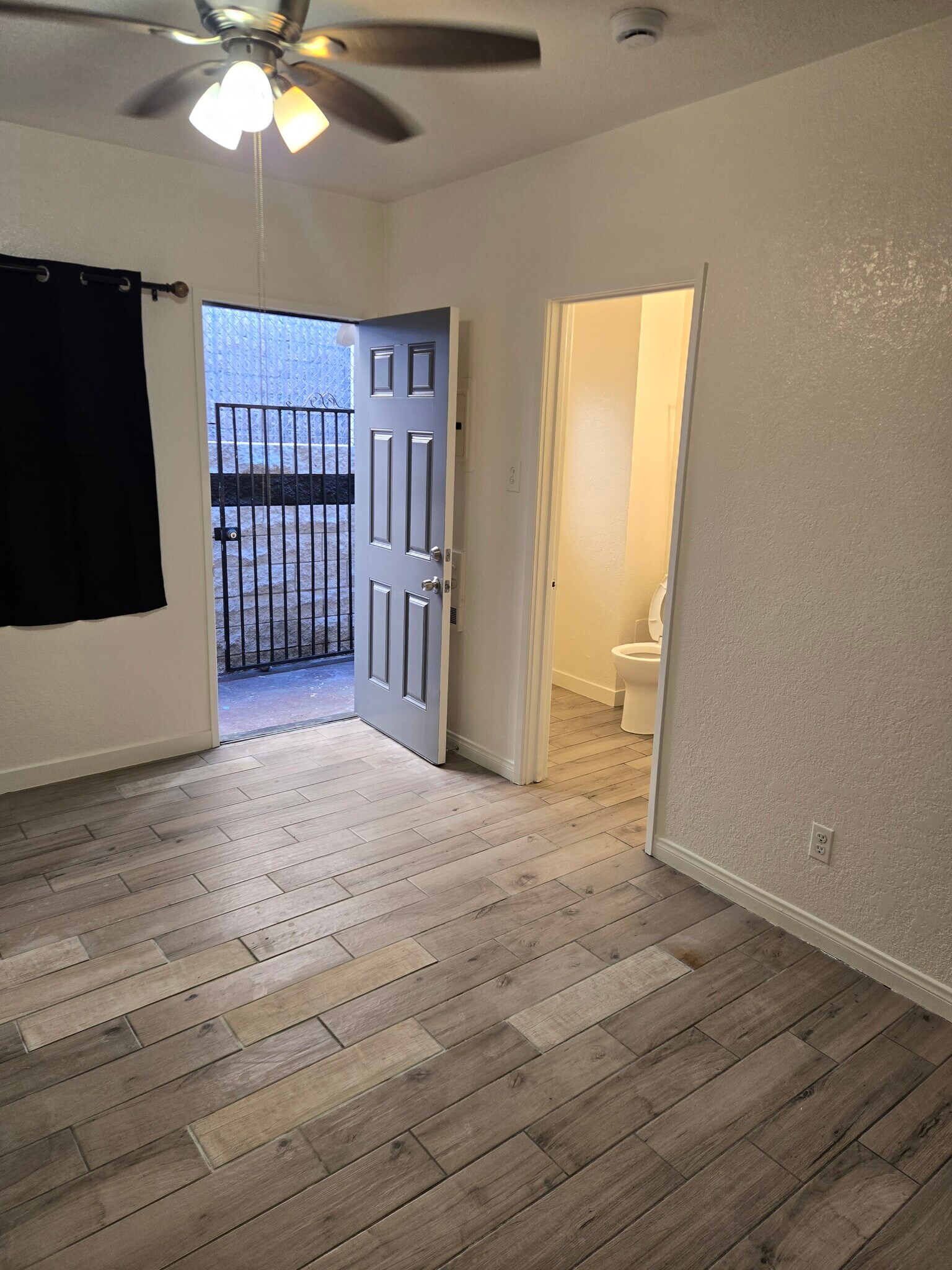 Building Photo - 139 W Manchester Blvd