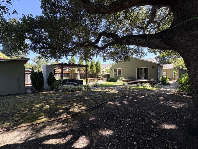 Building Photo - Beautiful 4BD/2BA Menlo Park Home with Lar...