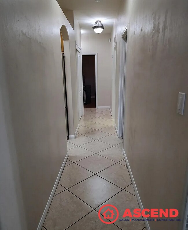 Building Photo - Spacious 5 Bed / 2 Bath Home Near Riverlakes Golf Course!