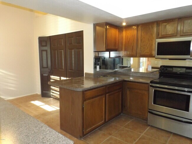 Building Photo - 2705 E Cactus Rd