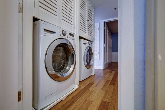 Building Photo - $3200 / Fabulous 2br / 2ba condo (Bankers ...