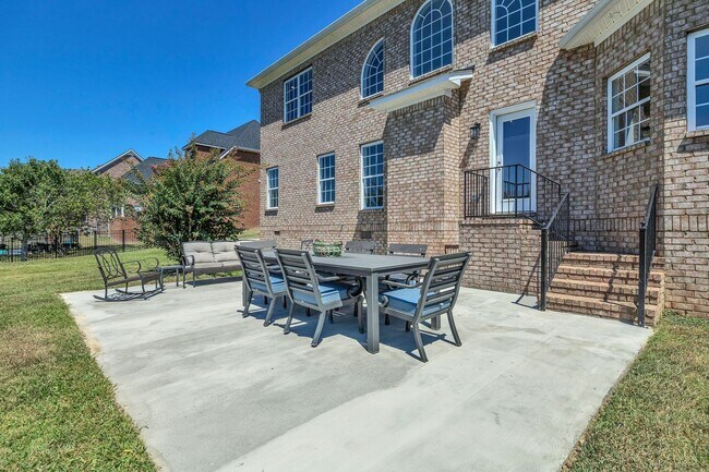 Building Photo - Luxury 4BR Home with River Views & Entertainer’s Bonus Room