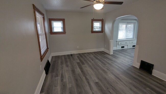 Building Photo - Charming 3-bedroom, 1-bathroom home located in the vibrant city of Akron