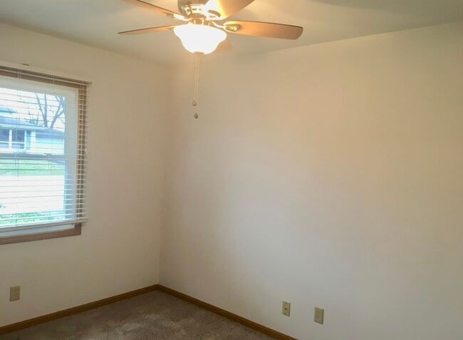 Building Photo - 164 Karen Dr