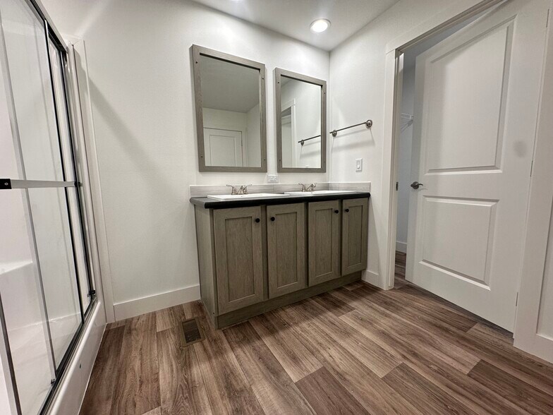 Building Photo - 19 Cavalier St N