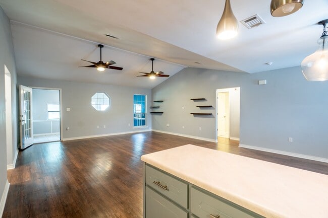 Building Photo - Charming Crestview Home