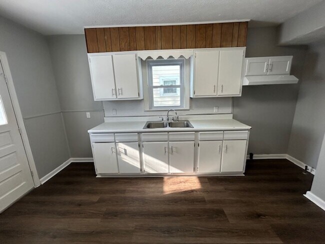 Building Photo - 3 Bed- 1 Bath Single Family Home