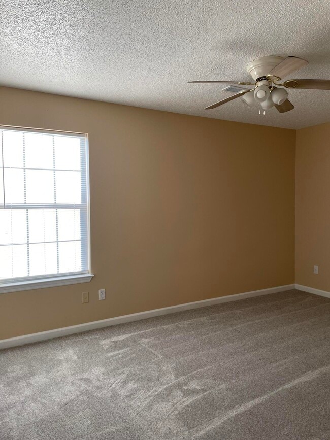 Building Photo - 1104 Village Ct