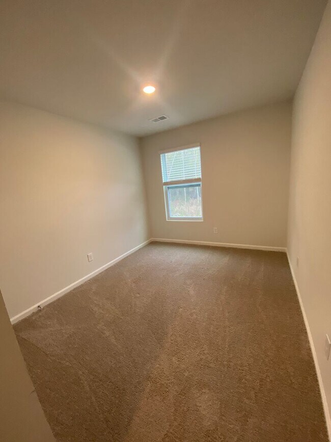 Building Photo - 3 bed 2.5 bath!