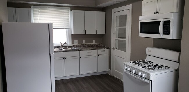 Primary Photo - 2 bedroom 1 bath duplex