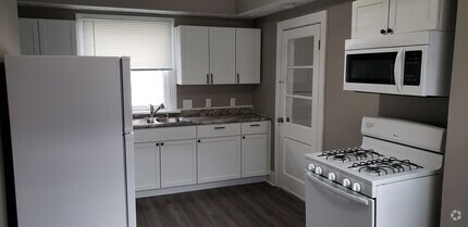 Building Photo - 2 bedroom 1 bath duplex