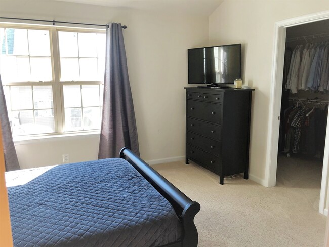 Building Photo - Beautiful End-Unit Townhome in New Post!