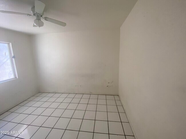 Building Photo - 1321 W Vogel Ave