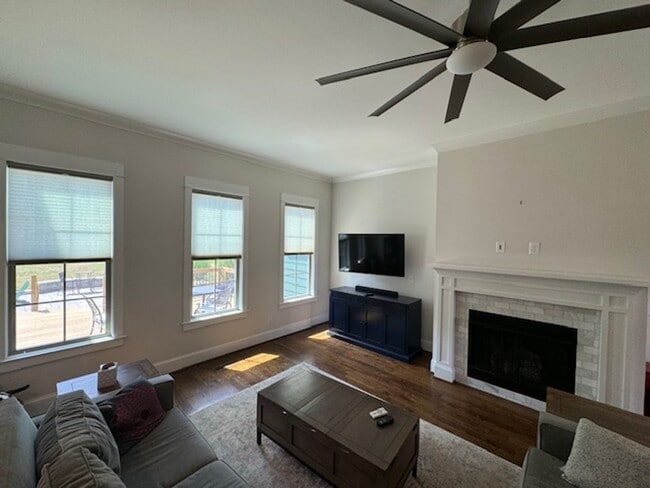 Building Photo - Lightly Furnished 4BR, 4BA Chapel Hill Hom...