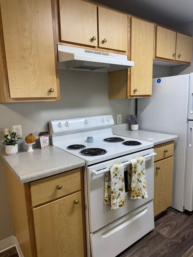 Building Photo - Life Just Got Better Come See For Yourself At Powell Court Apartments!!