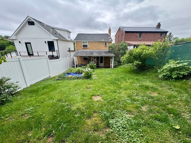 Building Photo - Charming 2 Bed 1 Bath in Beechview!