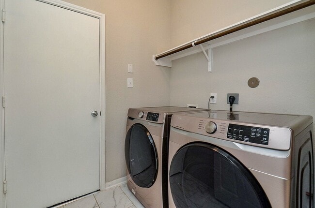 Building Photo - 5443 Grand View Dr