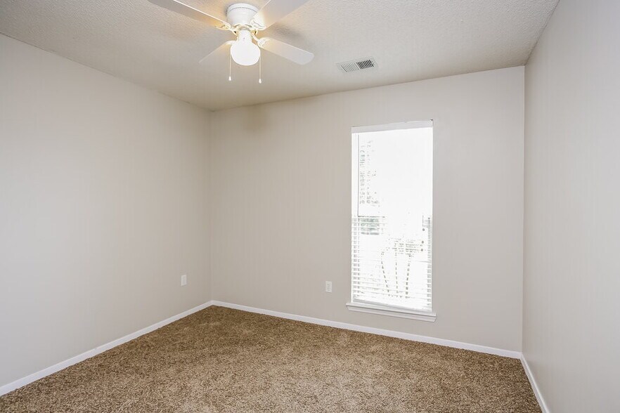 Building Photo - 10125 Oak Run Dr S