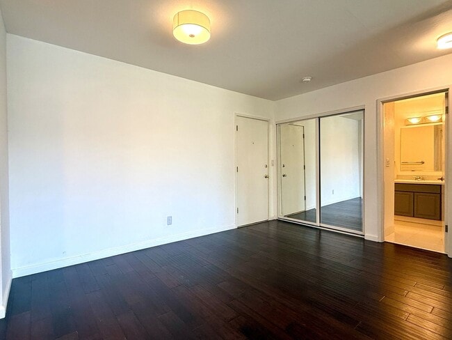 Building Photo - Top Floor Corner Unit Condo With Amazing V...