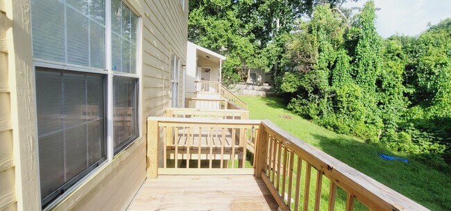 Building Photo - CLOSE TO CAMPUS 3/3 w/ Washer/Dryer, Lawn Maintenance Included, & More! $1900/month Avail startin...