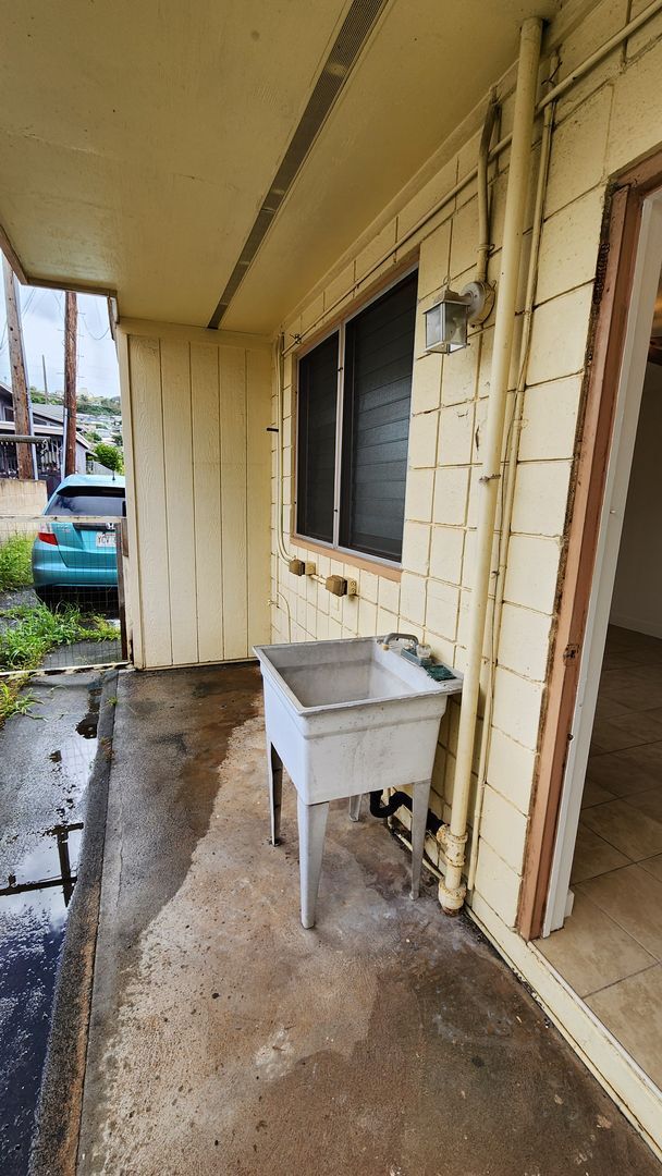 Building Photo - 1 bedroom, 1 bath, 1 parking unit in 4 unit single level buiding in Kalihi
