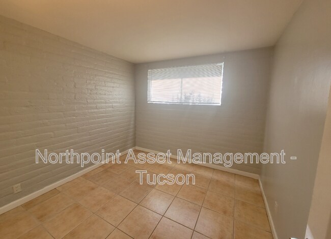 Building Photo - 210 S Alandale Pl