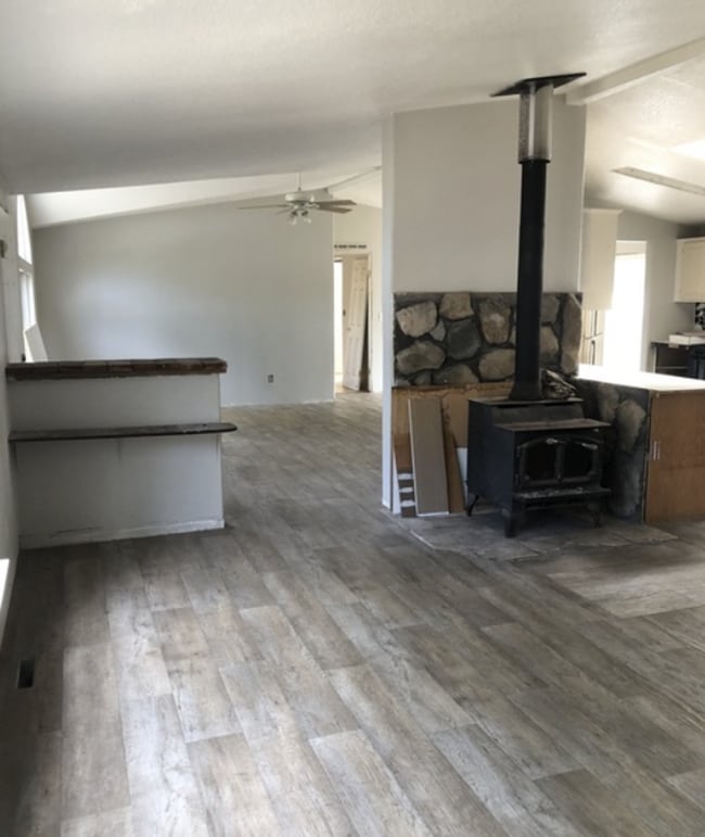 Building Photo - 3/2 Home- 1,700 sq.' w/ Expansive Open Floor Concept