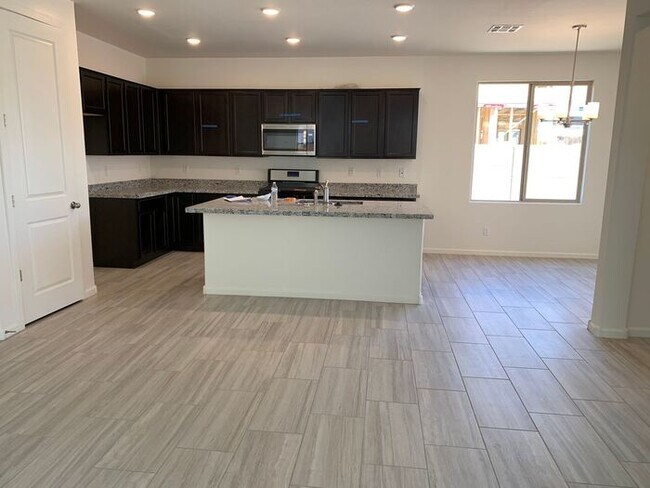 Building Photo - This stunning 4-bedroom, 2-bathroom home l...