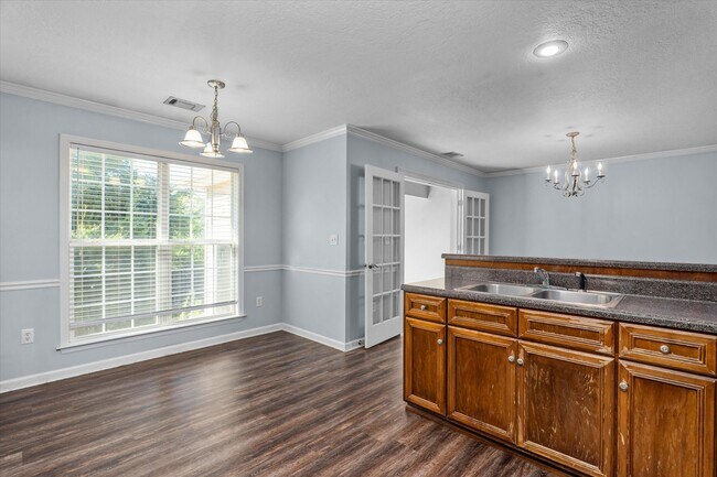 Building Photo - 570 Lory Ln