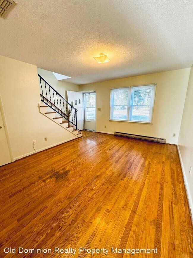 Building Photo - 2 br, 1.5 bath House - 548 Roosevelt Street