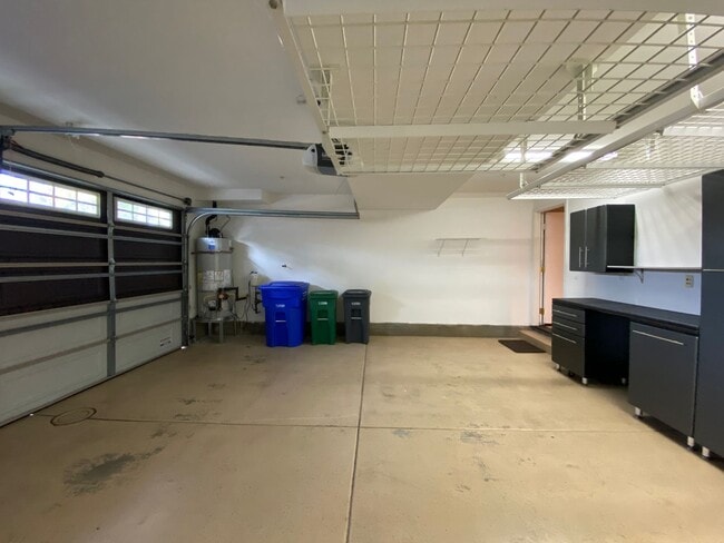 Building Photo - Great Tri-Level Townhome in Coastal Carlsbad Location!