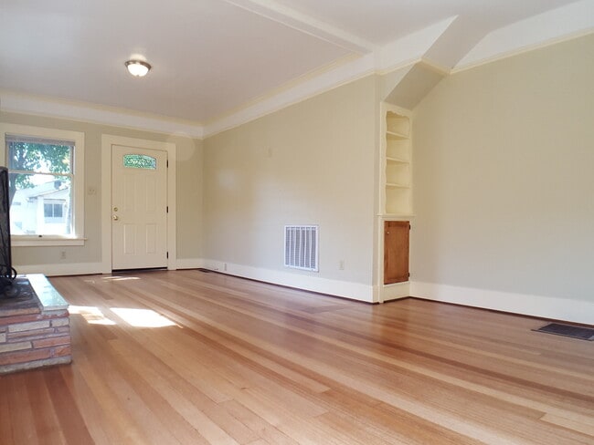Building Photo - Beautiful 2-4 bedroom property near CSUC a...