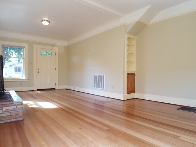Building Photo - Beautiful 4 bedroom property near CSUC and...