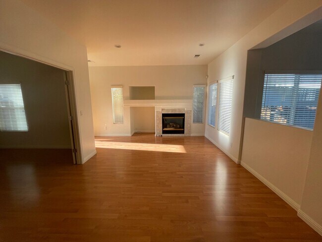 Building Photo - Nice single story, 3 bedroom, 2 bath plus 2 car garage home
