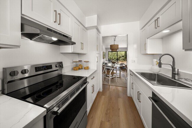 Building Photo - The Highlands 2 bdrm Condo