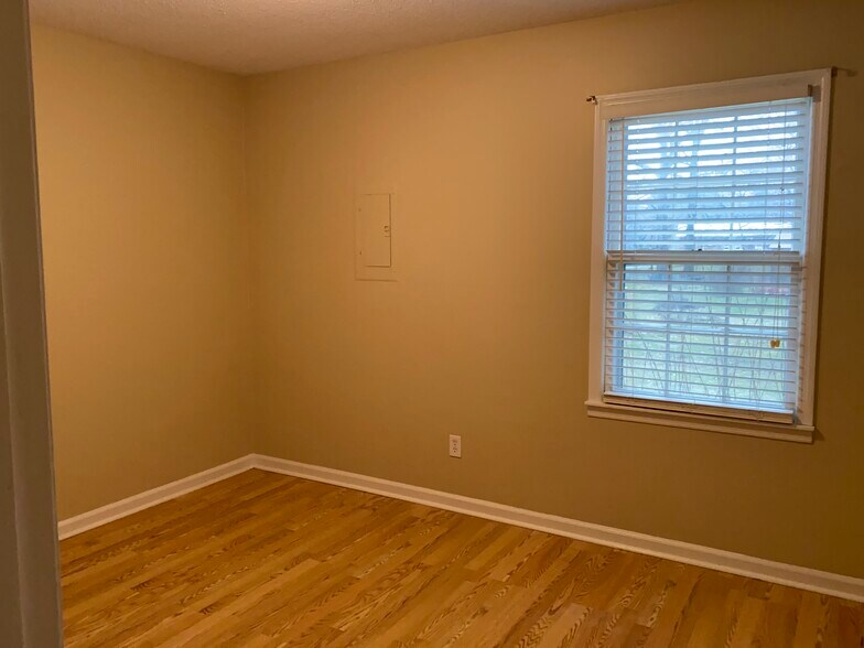 Building Photo - 215 Navaho Trl