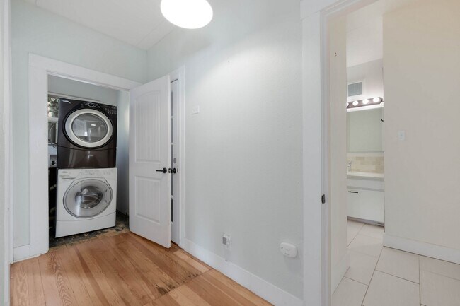 Building Photo - Historic Charm Near The Pearl