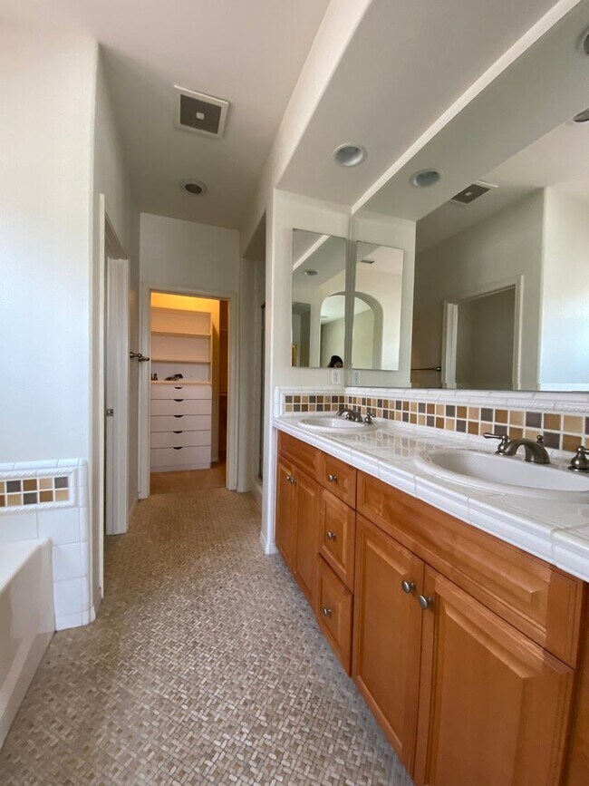 Building Photo - 254 Flyers Ln