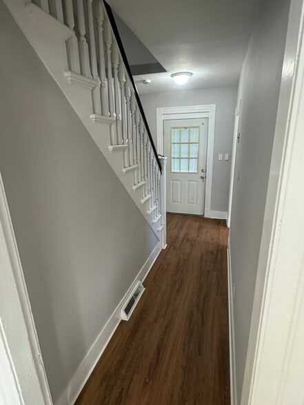 Building Photo - 2 Clinton St