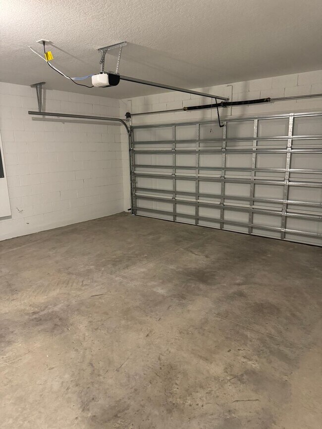 Building Photo - 3 Bedroom 2 Bath with Double Car Garage in Poinciana!