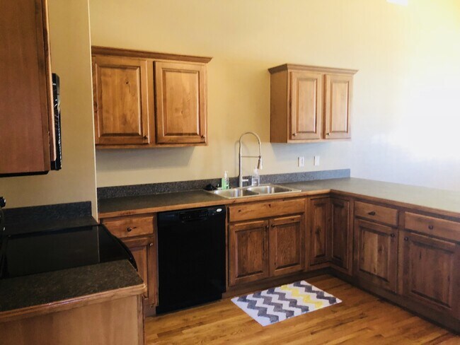 Building Photo - Beautiful Home Great Location