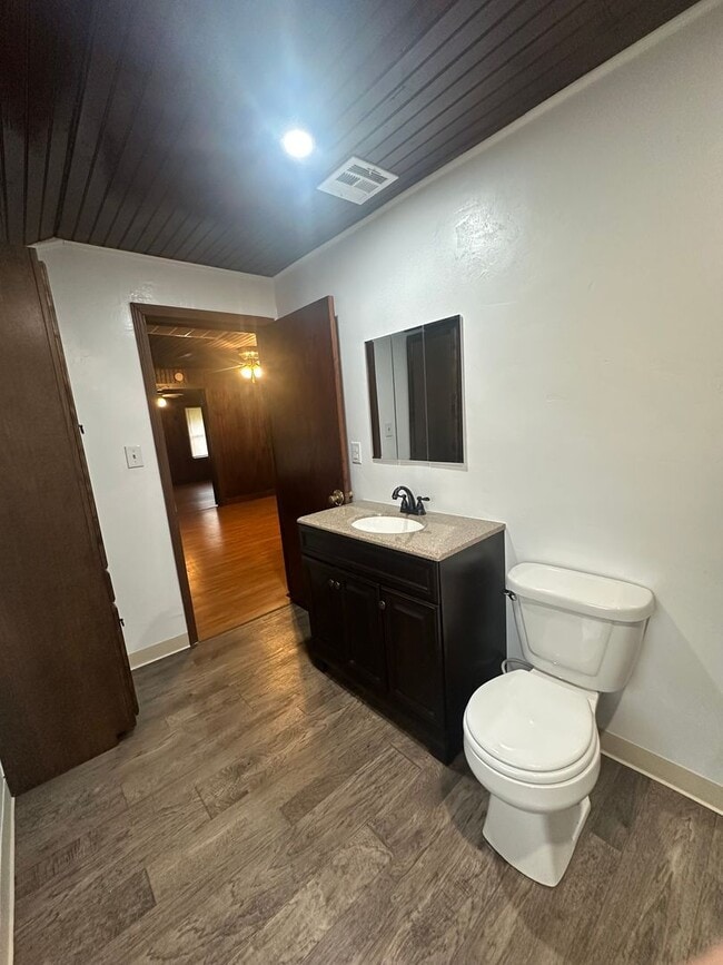 Building Photo - 4 Bed, 2 Bath, 2 dInng, 2 Living
